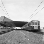 841992 Afbeelding van een diesel-electrisch T.E.E.-treinstel uit de serie X 2700 van de S.N.C.F. onder de perronkap van ...